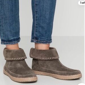 UGG Varney Brown Suede Leather Womens Ankle Bootie Size 8M